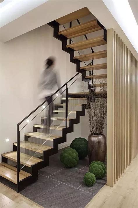 家裡擺鮮花 樓梯上方空間設計